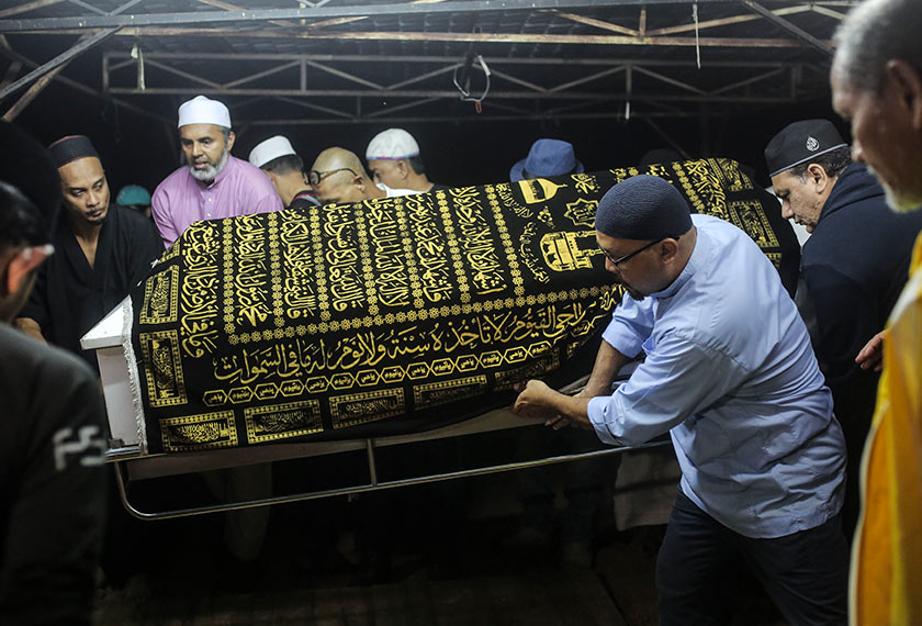 Jenazah pengarah filem Pitt Haniff selamat dikebumikan di Tanah Perkuburan Islam AU2, Taman Keramat, Kuala Lumpur sekitar jam 2 pagi tadi.